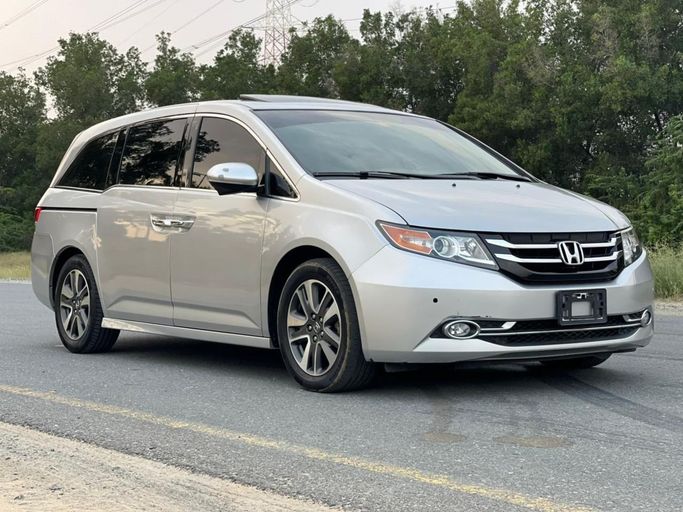 مستعملة Honda Odyssey (North America) رابعاً, 3.5 l, 2015 في في الإمارات, الشارقة من Laqtah Used Cars، اللون فضي. مواصفات الخليج | AUTO.AE | إعلان #272761