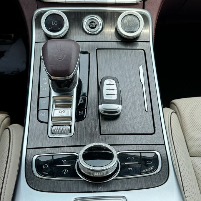 Подержанный Hongqi H9 I, 3.0 л, 2023 в Шардже от Alfaris Used Cars Черный цвет.  | AUTO.AE