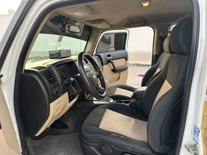 Подержанный Hummer H3, 3.5 л, 2006 в Шардже от Laqtah Used Cars Белый цвет. GCC | AUTO.AE