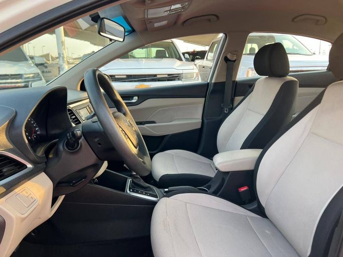 Подержанный Hyundai Accent V Рестайлинг, 1.6 л, 2022 в Шардже от Al Aram Cars Белый цвет. GCC | AUTO.AE