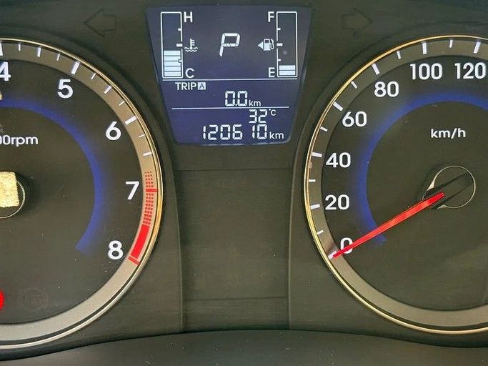 Подержанный Hyundai Accent IV, 1.6 л, 2016 в Шардже от Elmorshedi Motors Серебристый цвет. GCC | AUTO.AE