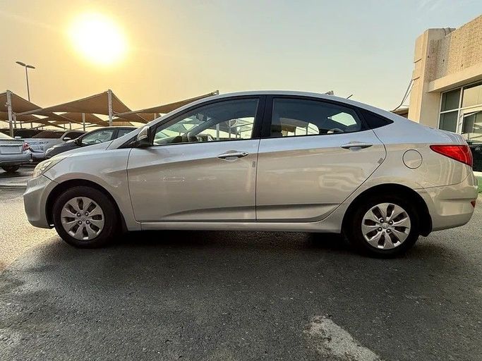 Подержанный Hyundai Accent IV, 1.6 л, 2016 в Шардже от Elmorshedi Motors Серебристый цвет. GCC | AUTO.AE