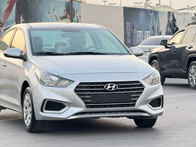 Подержанный Hyundai Accent V Рестайлинг, 1.6 л, 2021 в Шардже от Al Fareed Used Cars Серебристый цвет. Американская | AUTO.AE