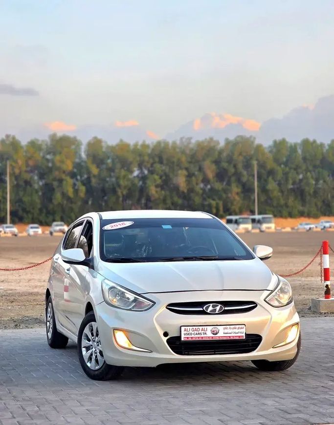 Подержанный Hyundai Accent IV, 1.6 л, 2016 в Шардже от Ali Gad Ali Used Cars Золотистый цвет. GCC | AUTO.AE