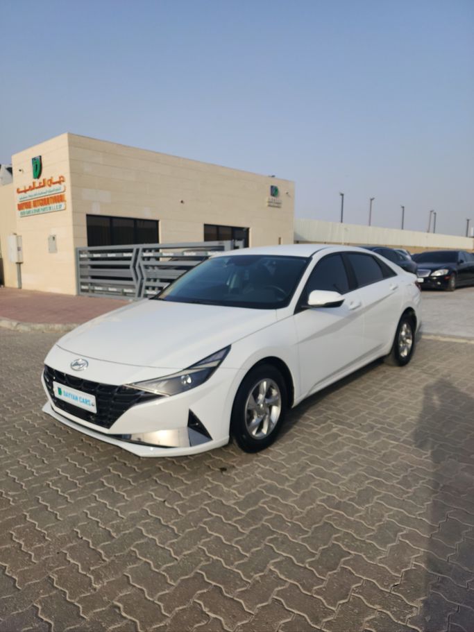 مستعملة Hyundai Avante سابعاً, 1.6 l, 2021 في في الشارقة من DAYYAN CARS، اللون أبيض. المواصفات الكورية | AUTO.AE