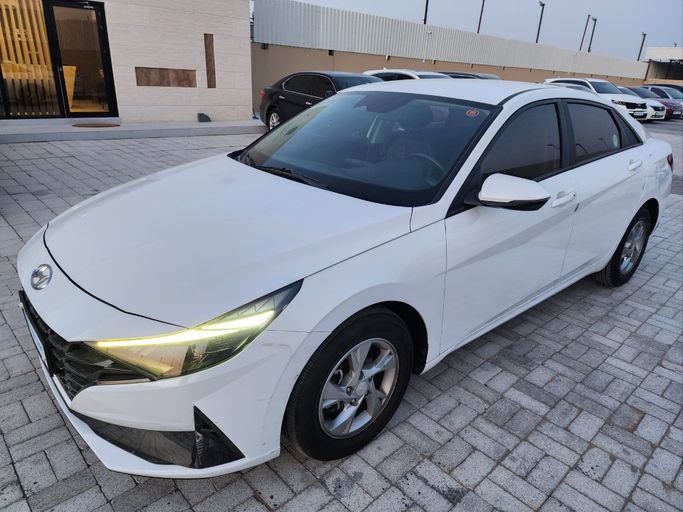 مستعملة Hyundai Avante سابعاً, 1.6 l, 2021 في في الشارقة من DAYYAN CARS، اللون أبيض. المواصفات الكورية | AUTO.AE