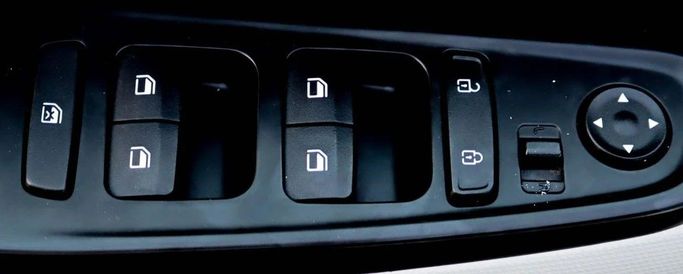 Подержанный Hyundai Creta II, 1.6 л, 2022 в Шардже от Al Sayed Khamis Used Auto Trading Красный цвет. GCC | AUTO.AE