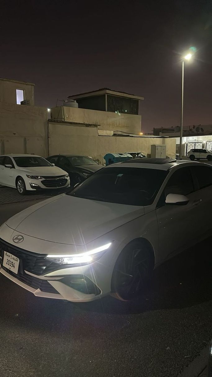Hyundai Elantra VII (CN7) Рестайлинг, 2025 седан  класса в Шардже от AL AMJAD RENT A CAR белый цвет | AUTO.AE | Объявление #1681