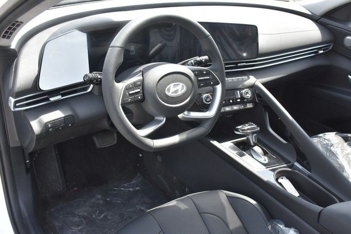 Новый Hyundai Elantra VII (CN7) Рестайлинг, 1.6 л, 2025 в Шардже от Alfaris Used Cars Белый цвет.  | AUTO.AE