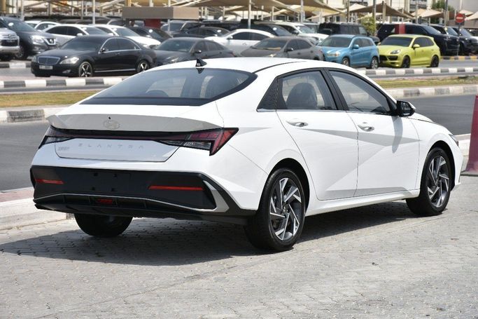 Новый Hyundai Elantra VII (CN7) Рестайлинг, 1.6 л, 2025 в Шардже от Alfaris Used Cars Белый цвет.  | AUTO.AE