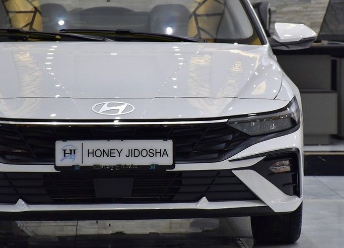 Новый Hyundai Elantra VII (CN7) Рестайлинг, 1.6 л, 2025 в Шардже от Honey Gidosha Used Cars Tr. Белый цвет.  | AUTO.AE