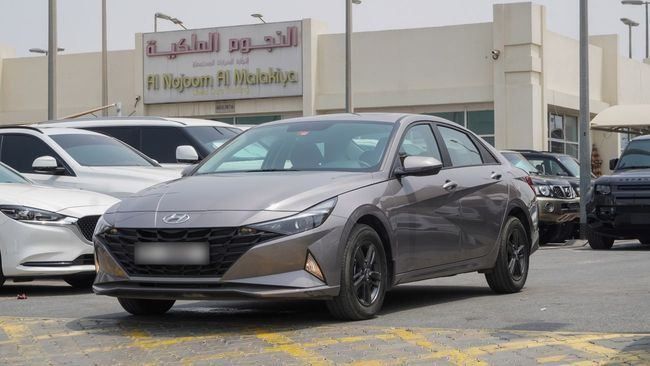 Подержанный Hyundai Elantra VII (CN7), 1.6 л, 2023 в Шардже от Alnujoom Al Malakiah Used Cars Серый цвет. Корейская | AUTO.AE