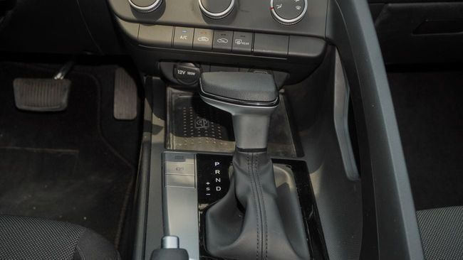 Подержанный Hyundai Elantra VII (CN7), 1.6 л, 2023 в Шардже от Alnujoom Al Malakiah Used Cars Серый цвет. Корейская | AUTO.AE