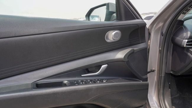 Подержанный Hyundai Elantra VII (CN7), 1.6 л, 2023 в Шардже от Alnujoom Al Malakiah Used Cars Серый цвет. Корейская | AUTO.AE