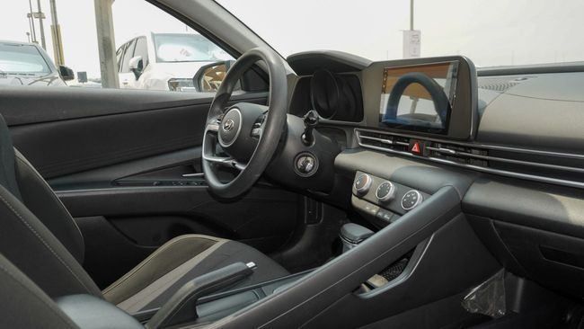 Подержанный Hyundai Elantra VII (CN7), 1.6 л, 2023 в Шардже от Alnujoom Al Malakiah Used Cars Серый цвет. Корейская | AUTO.AE