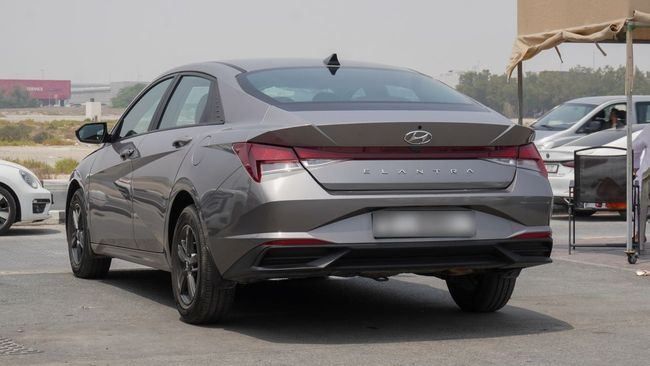 Подержанный Hyundai Elantra VII (CN7), 1.6 л, 2023 в Шардже от Alnujoom Al Malakiah Used Cars Серый цвет. Корейская | AUTO.AE