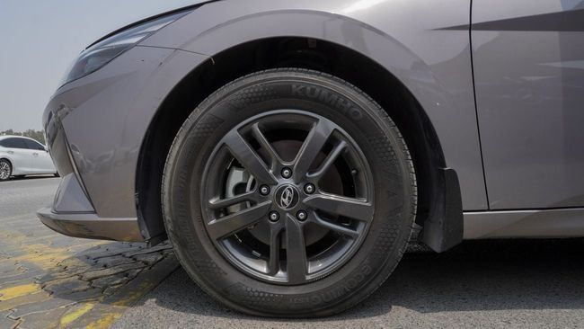 Подержанный Hyundai Elantra VII (CN7), 1.6 л, 2023 в Шардже от Alnujoom Al Malakiah Used Cars Серый цвет. Корейская | AUTO.AE