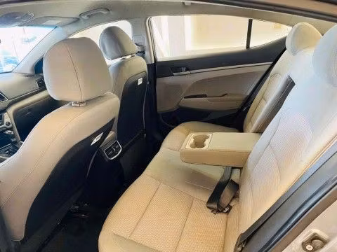 Подержанный Hyundai Elantra VI (AD), 2.0 л, 2017 в Шардже от Alhamoor Used Cars Серый цвет. GCC | AUTO.AE