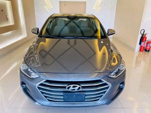 Подержанный Hyundai Elantra VI (AD), 2.0 л, 2017 в Шардже от Alhamoor Used Cars Серый цвет. GCC | AUTO.AE