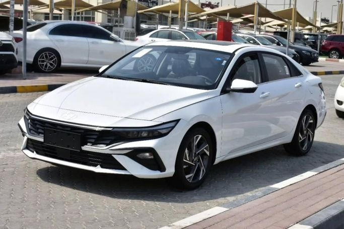 Подержанный Hyundai Elantra VII (CN7) Рестайлинг, 1.6 л, 2025 в Шардже от Alfaris Used Cars Белый цвет. Other | AUTO.AE