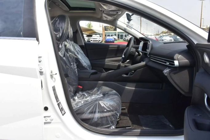 Подержанный Hyundai Elantra VII (CN7) Рестайлинг, 1.6 л, 2025 в Шардже от Alfaris Used Cars Белый цвет. Other | AUTO.AE