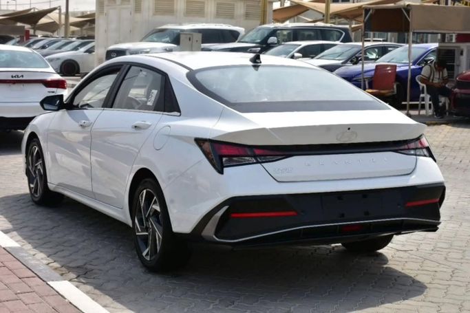 Подержанный Hyundai Elantra VII (CN7) Рестайлинг, 1.6 л, 2025 в Шардже от Alfaris Used Cars Белый цвет. Other | AUTO.AE