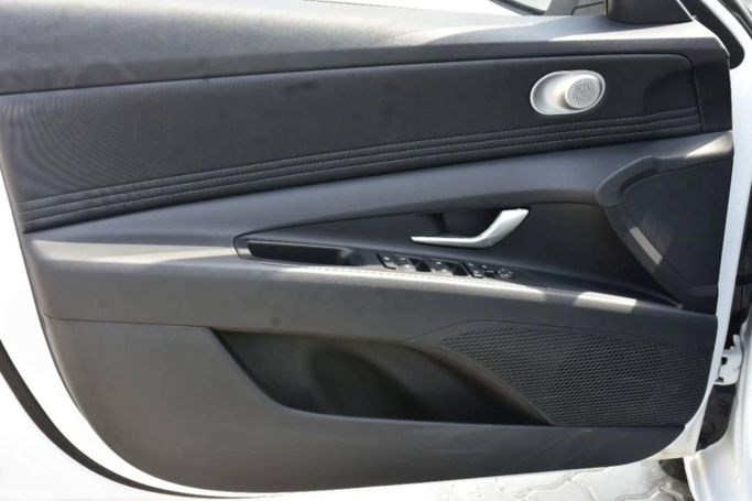 Подержанный Hyundai Elantra VII (CN7) Рестайлинг, 1.6 л, 2025 в Шардже от Alfaris Used Cars Белый цвет. Other | AUTO.AE