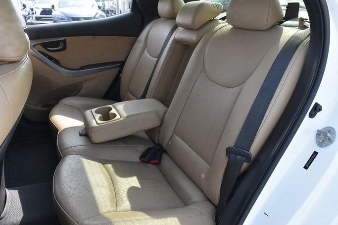 Подержанный Hyundai Elantra VII (CN7) Рестайлинг, 1.6 л, 2013 в Шардже от Alfaris Used Cars Белый цвет. Other | AUTO.AE