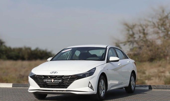 Подержанный Hyundai Elantra VII (CN7), 1.6 л, 2023 в Шардже от Al Sayed Khamis Used Auto Trading Белый цвет. GCC | AUTO.AE