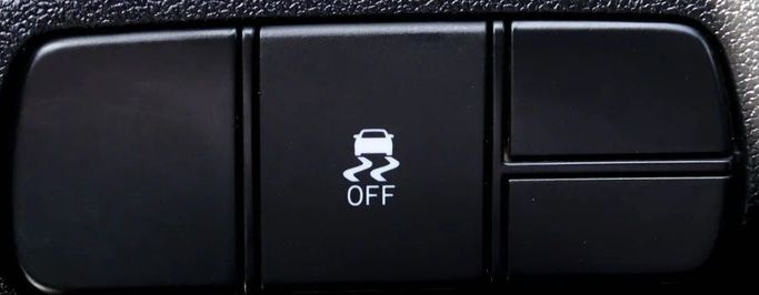 Подержанный Hyundai Elantra VII (CN7), 1.6 л, 2023 в Шардже от Al Sayed Khamis Used Auto Trading Белый цвет. GCC | AUTO.AE