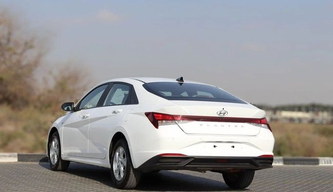 Подержанный Hyundai Elantra VII (CN7), 1.6 л, 2023 в Шардже от Al Sayed Khamis Used Auto Trading Белый цвет. GCC | AUTO.AE