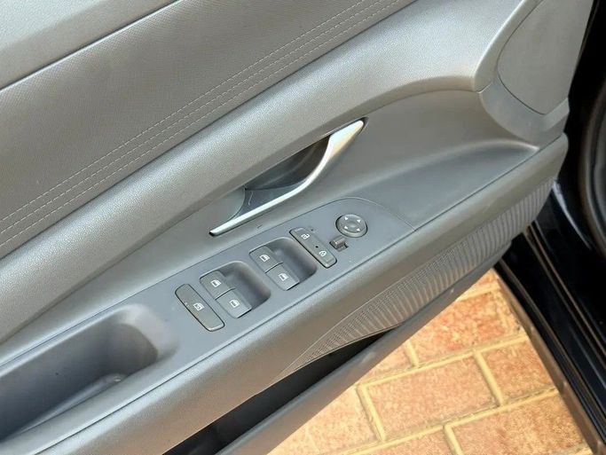 Подержанный Hyundai Elantra VII (CN7), 1.6 л, 2023 в Шардже от Wael Al Azzazi Used Cars Черный цвет. GCC | AUTO.AE