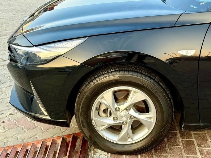 Подержанный Hyundai Elantra VII (CN7), 1.6 л, 2023 в Шардже от Wael Al Azzazi Used Cars Черный цвет. GCC | AUTO.AE