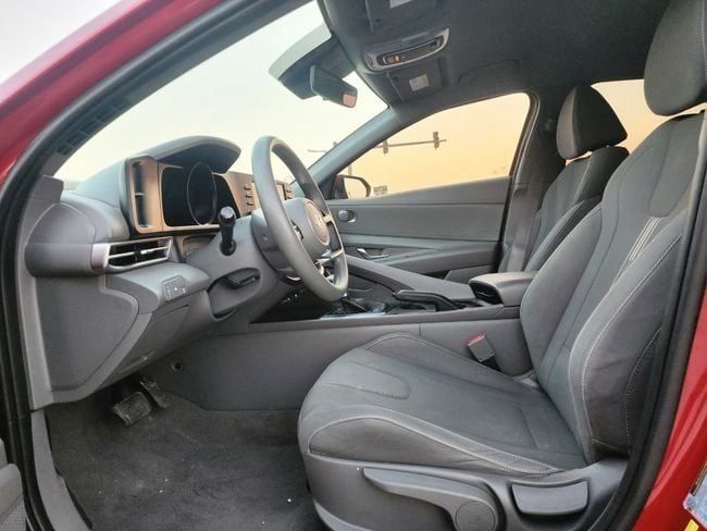 Подержанный Hyundai Elantra VII (CN7), 2.0 л, 2022 в Шардже от Nassem Al Sham Used Cars Красный цвет. Американская | AUTO.AE