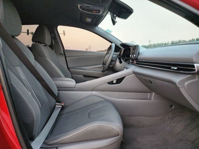 Подержанный Hyundai Elantra VII (CN7), 2.0 л, 2022 в Шардже от Nassem Al Sham Used Cars Красный цвет. Американская | AUTO.AE