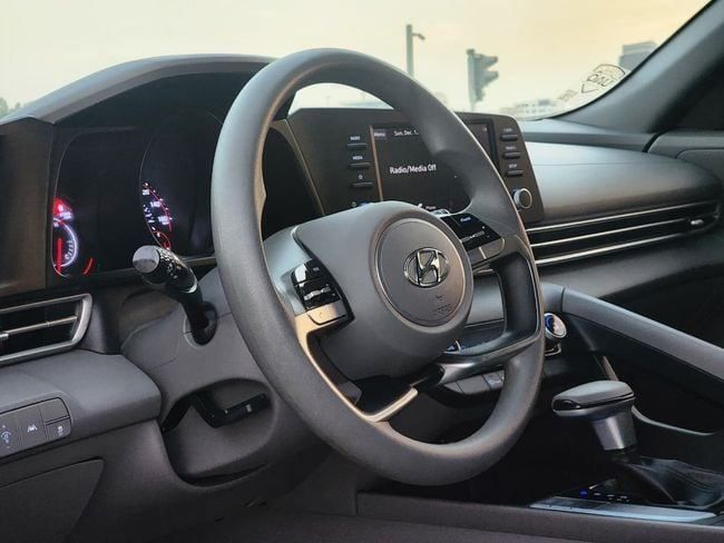 Подержанный Hyundai Elantra VII (CN7), 2.0 л, 2022 в Шардже от Nassem Al Sham Used Cars Красный цвет. Американская | AUTO.AE