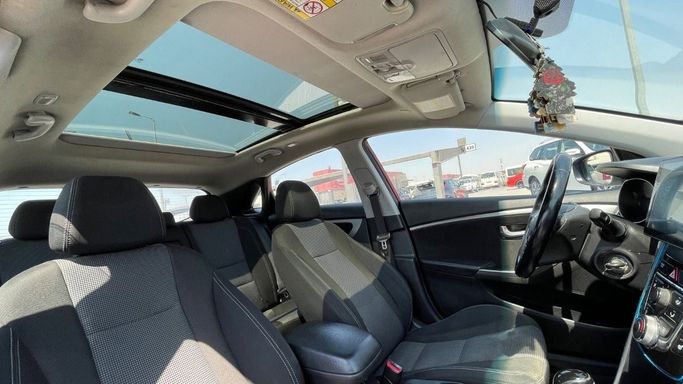 Подержанный Hyundai Elantra V (MD), 1.8 л, 2013 в Шардже от Halla Cars Красный цвет. Канадская | AUTO.AE