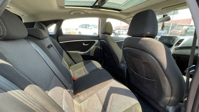 Подержанный Hyundai Elantra V (MD), 1.8 л, 2013 в Шардже от Halla Cars Красный цвет. Канадская | AUTO.AE