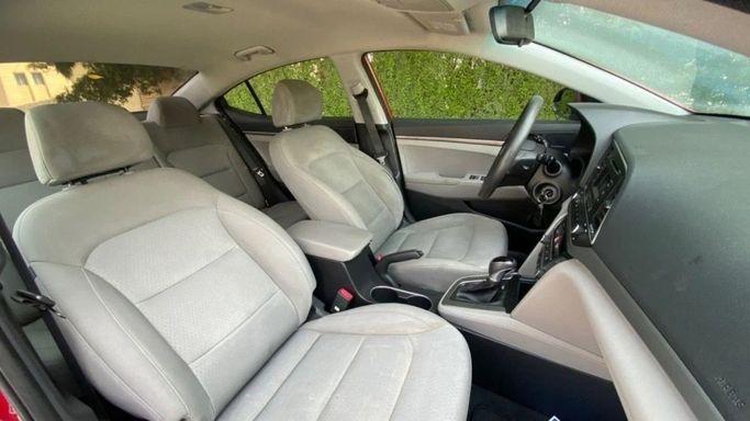 Подержанный Hyundai Elantra VI (AD), 2.0 л, 2018 в Шардже от Halla Cars Красный цвет. Американская | AUTO.AE