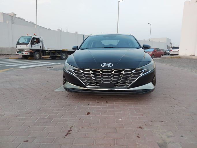 Подержанный Hyundai Elantra VII (CN7), 2.0 л, 2021 в Шардже от Laqtah Used Cars Черный цвет. Американская | AUTO.AE