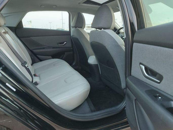 Подержанный Hyundai Elantra VII (CN7), 2.0 л, 2021 в Шардже от Laqtah Used Cars Черный цвет. Американская | AUTO.AE