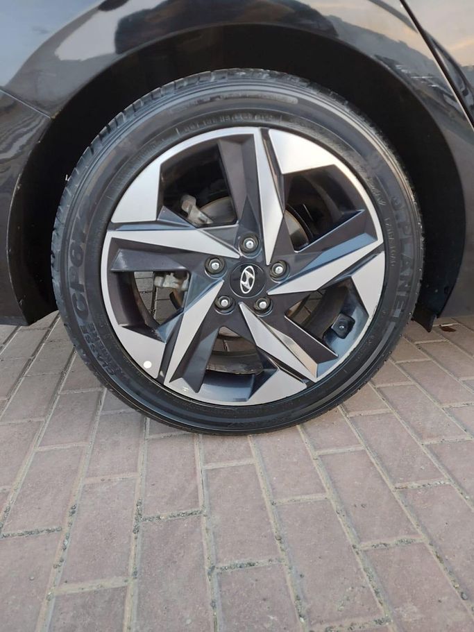 Подержанный Hyundai Elantra VII (CN7), 2.0 л, 2021 в Шардже от Laqtah Used Cars Черный цвет. Американская | AUTO.AE