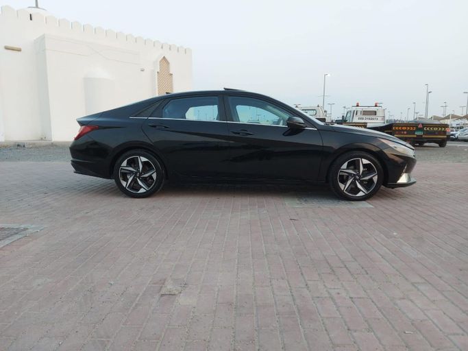 Подержанный Hyundai Elantra VII (CN7), 2.0 л, 2021 в Шардже от Laqtah Used Cars Черный цвет. Американская | AUTO.AE