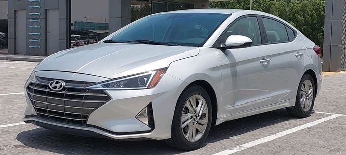 Подержанный Hyundai Elantra VI (AD) Рестайлинг, 1.6 л, 2019 в Шардже от Al Najem Used Cars Белый цвет. Американская | AUTO.AE