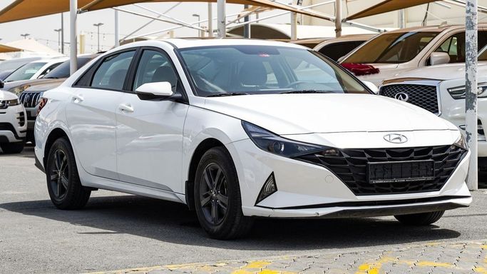 Подержанный Hyundai Elantra VII (CN7), 2.0 л, 2023 в Шардже от Almalakyah Cars Белый цвет. GCC | AUTO.AE | Объявление #267418