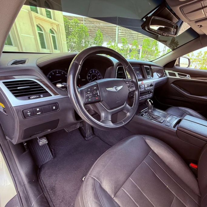 Подержанный Hyundai Genesis II, 3.8 л, 2015 в Шардже от Sarmad Cars Светло-коричневый цвет. Other | AUTO.AE