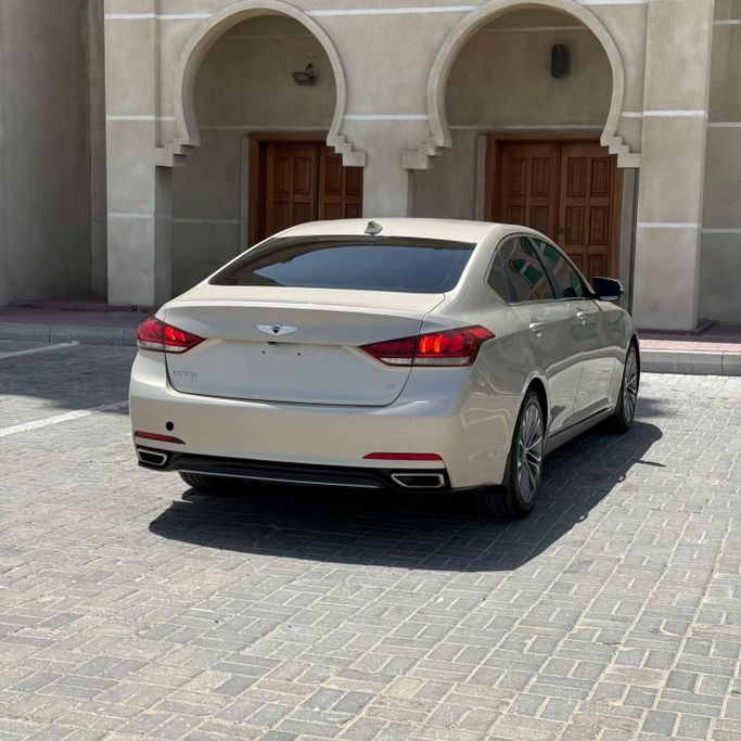 Подержанный Hyundai Genesis II, 3.8 л, 2015 в Шардже от Sarmad Cars Светло-коричневый цвет. Other | AUTO.AE