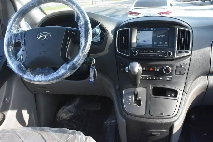 Подержанный Hyundai Grand Starex I Рестайлинг 2, 2.5 л, 2021 в Шардже от Alfaris Used Cars Черный цвет. Other | AUTO.AE