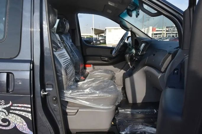 Подержанный Hyundai Grand Starex I Рестайлинг 2, 2.5 л, 2021 в Шардже от Alfaris Used Cars Черный цвет. Other | AUTO.AE
