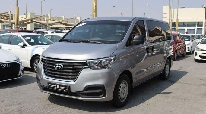Подержанный Hyundai H-1 II Рестайлинг 2, 2.4 л, 2020 в Шардже от Al Sayed Khamis Used Cars Серебристый цвет. GCC | AUTO.AE